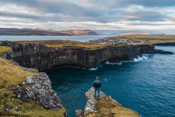 Nólsoy man op uitzichtspunt, Faeröer eilanden