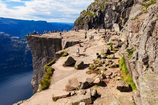 De drukbezochte rots Preikestolen boven het Lysefjord in Noorwegen