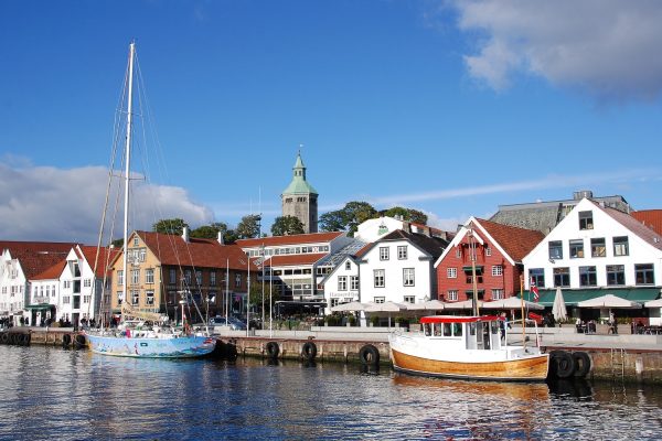 Zicht op de haven van Stavanger met paar kleine boten en gekleurde huizen langs het water