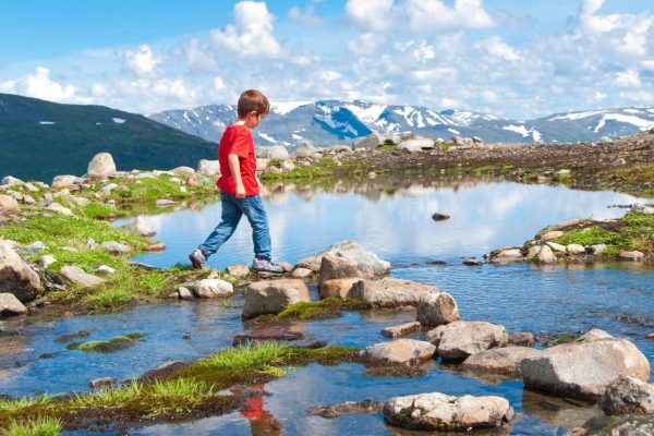 Tiener wandelend door berglandschap in Noorwegen