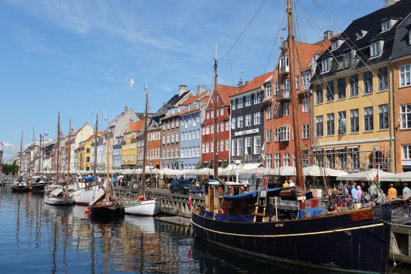 De haven van Kopenhagen met gekleurde huizen, ookwel Nyhavn genoemd