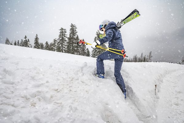 Op weg naar de piste met ski's Ukkohalla