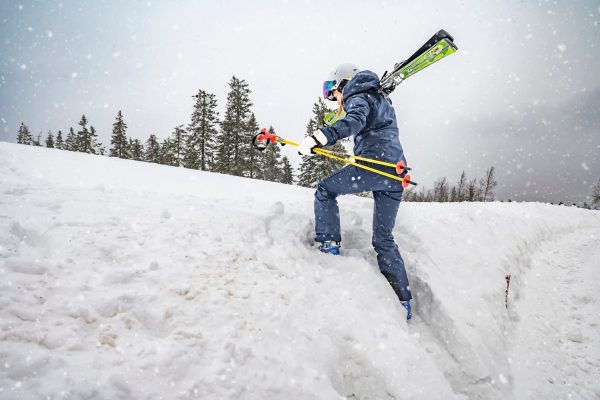Op weg naar de piste met ski's Ukkohalla