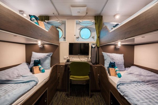 4-persoonshut met 2 patrijspoorten op expeditie schip de Ortelius