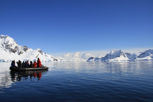 Per zodiac over de wateren van Antarctica