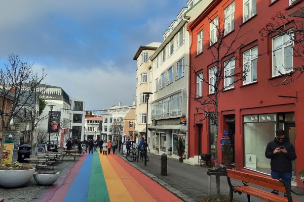 Reykjavík straat met regenboogkleuren IJsland