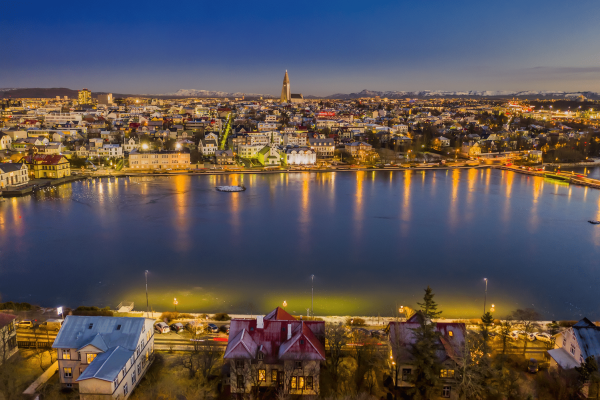 Reykjavik-schemer-met-lichtjes-Tjörnin-IJsland