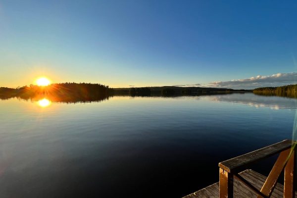 Zicht over het uitgestrekte meer bij Säfsen in Zweden, tijdens zonsondergang