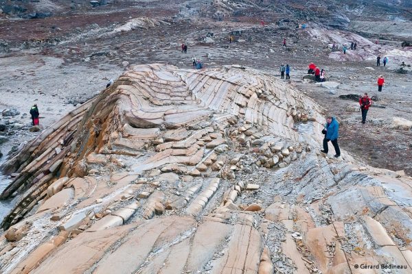 Wandelen bij de Segelsällskapet rotsen op Groenland tijdens expeditie reis