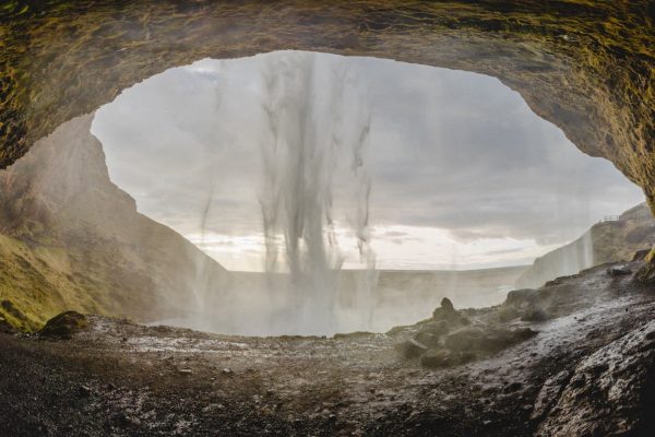 Seljalandsfoss van achter op Ijsland