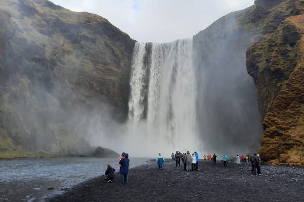 Skogafoss waterval met veel mensen Zuid-IJsland