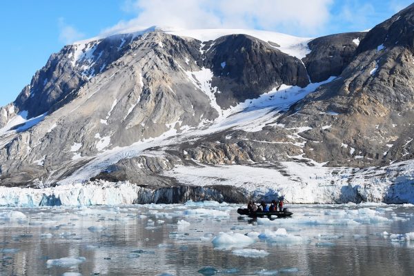 Zodiac cruise in Hornsund Spitsbergen door ijs en bergen op de achtergrond