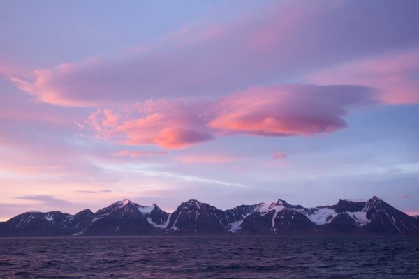 Zonsondergang in noordoost Groenland met zicht op bergen