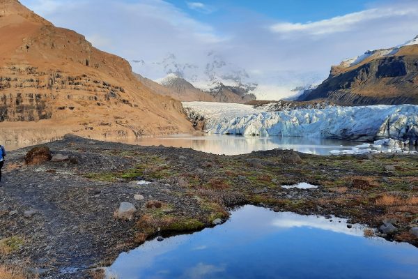 IJsbergenmeer Svinafellsjökull achter Hotel Skaftafell Zuid-IJsland met wandelaar