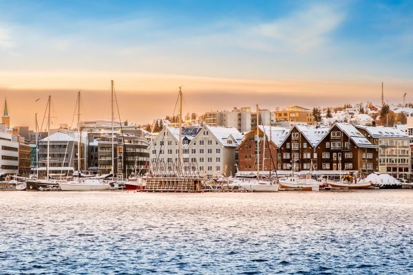 De haven van Tromsø tijdens zonsondergang in de winter