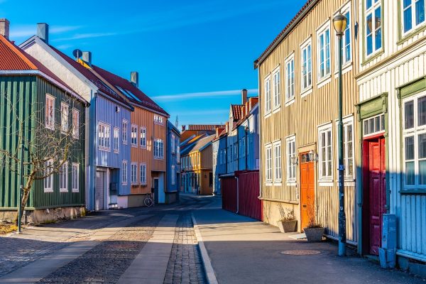 Een straat in Trondheim met gekleurde houten huizen.