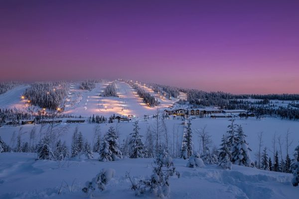 Ukkohalla bij avond met paarse lucht