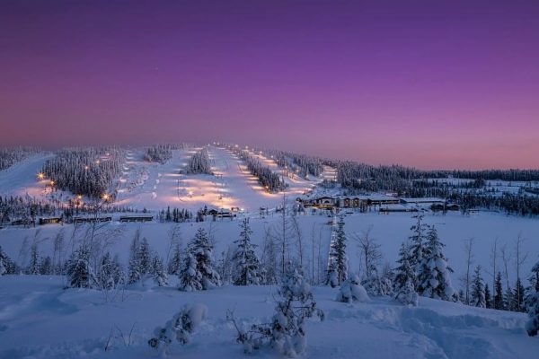 Ukkohalla bij avond met paarse lucht