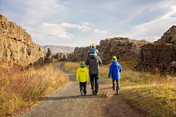 Vader en kinderen bij Thingvellir, IJsland