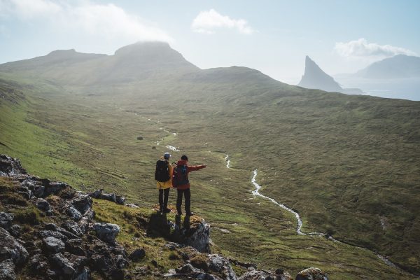 Wandelaars op Vágar, Faeröer eilanden