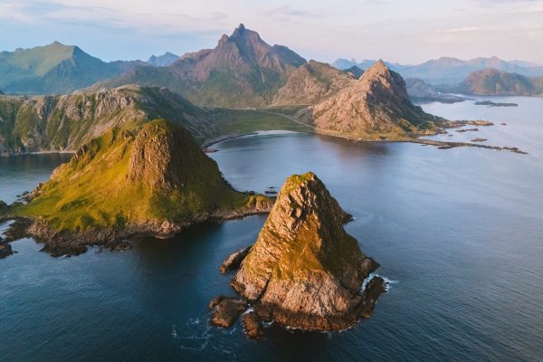 luchtfoto van de steile rotsen aan zee