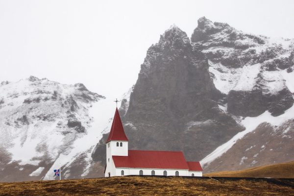 Kerkje Vík met nesneeuwde bergen IJsland