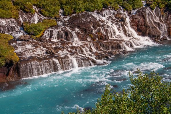 Hraunfossar waterval Reykholtsdal IJsand