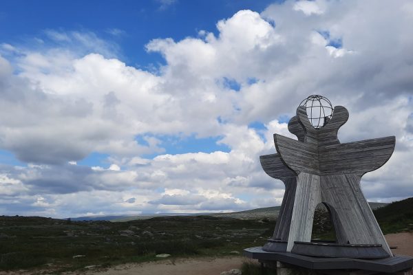 Wereldbol bij Polarsirkelcenter, Helgeland Noorwegen