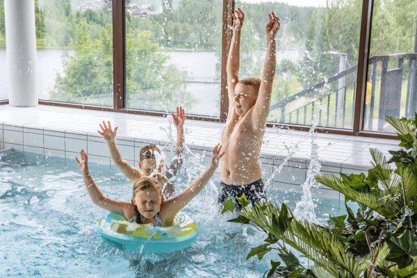 Zwembad met kinderen in Ukkohalla sauna world