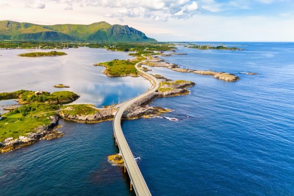 Een brug die eilanden met elkaar verbind op de Atlantische route in Noorwegen