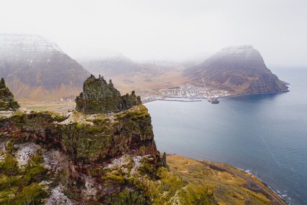 Uitzicht vanaf klif over het dorp Bolgunarvik op de Westfjorden op IJsland