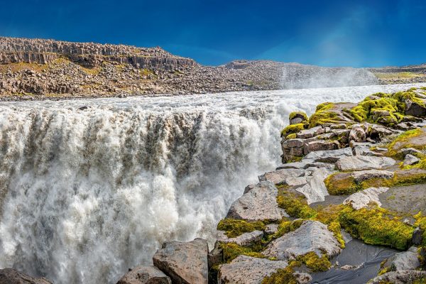 Het water van de Dettifoss waterval op IJsland stort zich naar beneden