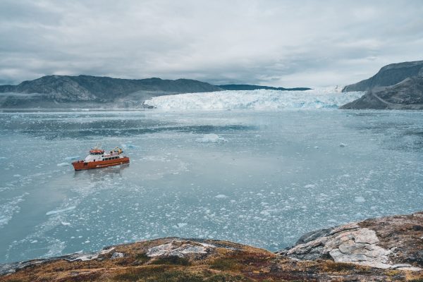 Boot vaart voor Eqi gletsjer in Groenland