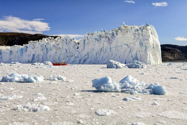 Boot vaart voor Eqi Gletsjer in Groenland