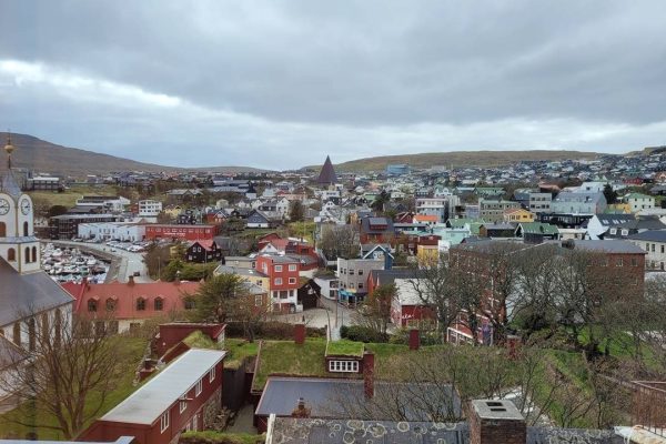 Overzicht van Tórshavn met kerkje, Faeröer eilanden