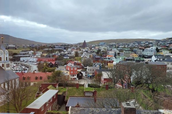 Overzicht van Tórshavn met kerkje, Faeröer eilanden
