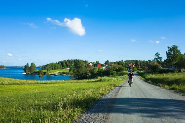 Fietsen lanfs de meren en weilanden in regio Värmland, Zweden
