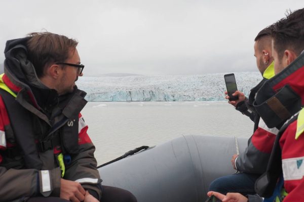 Man maakt foto tijdens zodiac-tocht over Fjallsarlon Glacier Lagoon op IJsland