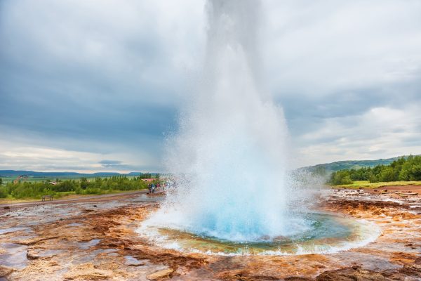 Spuitende geiser in Geysir Strokkur op IJsland