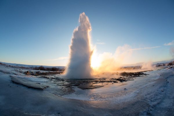 Geiser spuit tijdens zonsopkomst, Strokkur Geysir, Golden Circle, IJsland