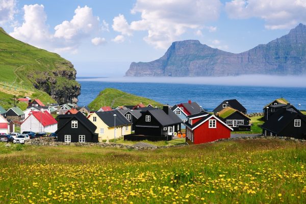 Uitzicht op het dorp Gjogv op het eiland Eysturoy, Faeröer eilanden