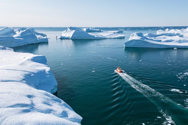 Luchtfoto: boot vaart door ijsfjord bij Ilulissat in Groenland