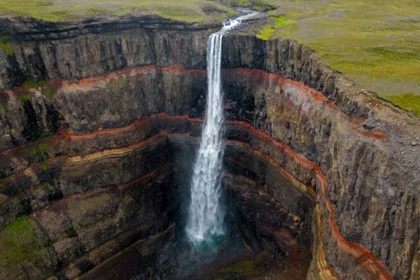 Luchtfoto van Hengifoss waterval, Oostfjorden, IJsland