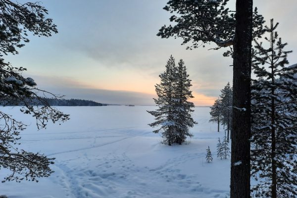 Uitzicht op besneeuwd Kitka meer, Himmerki Posio, Fins Lapland