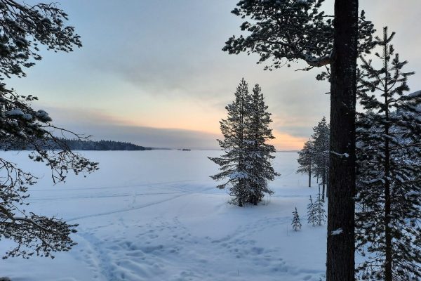 Uitzicht op besneeuwd Kitka meer, Himmerki Posio, Fins Lapland