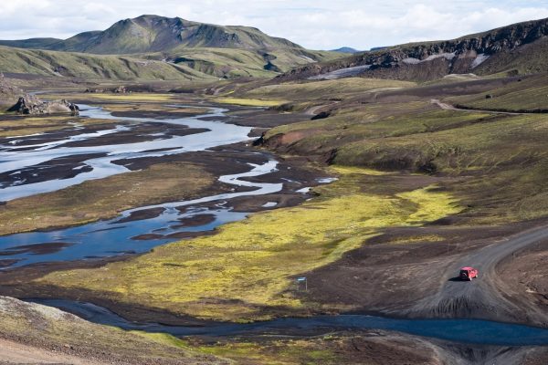 Luchtfoto: Landmannalaugar, IJsland: rode auto off road