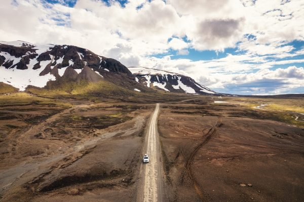 Luchtfoto: auto rijdt over onverharde weg Landmannalaugar, hooglandroute IJsland