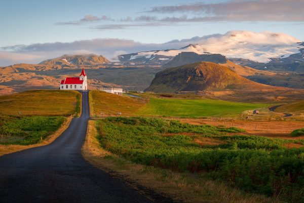 Weg naar Ingjaldshólskirkja met gletsjer op de achtergrond.