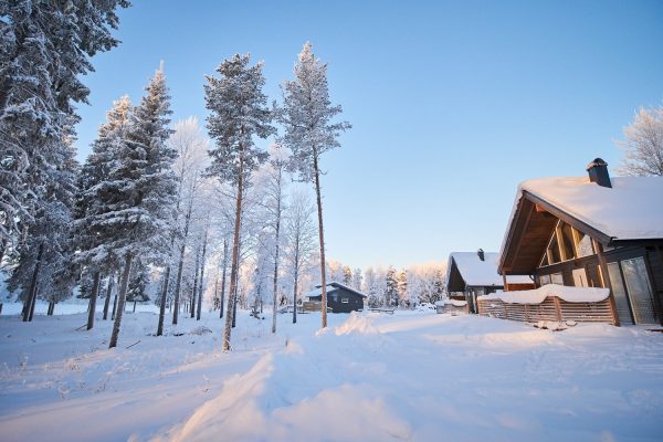 Huisjes van Jockfall in Lapland en besneeuwde bomen