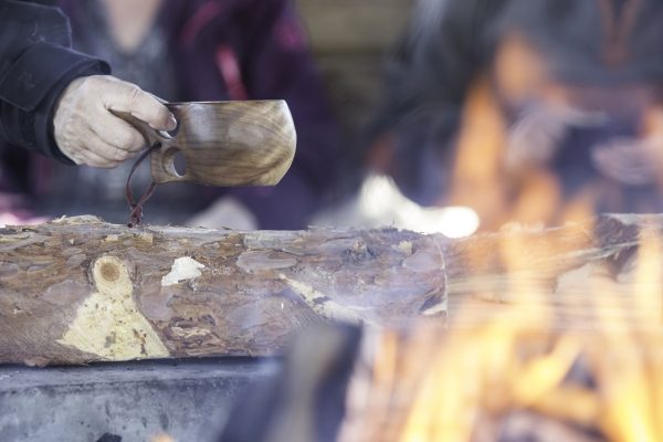 Kuksa bij een kampvuur in Zweeds Lapland